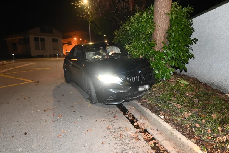 Widnau SG – Mit Auto in Baum geprallt – 19-jähriger Fahrer schwer verletzt