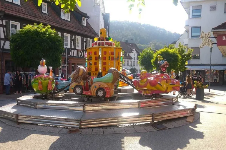 Rodalben RP - Gegen ein Kinderkarussell gefahren 