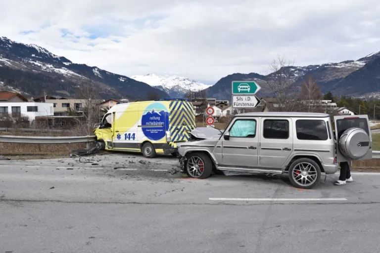 Unfall in Thusis GR - Mercedes fährt in Rettungswagen - beide Fahrzeuge mit Totalschaden