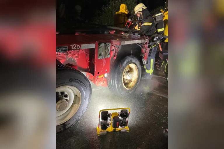 A2 Bad Salzuflen – Schwertransport brennt am Samstagmorgen auf der Autobahn 2