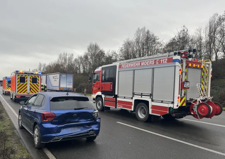 A57 Moers – Drei Verletzte bei Verkehrsunfall auf der Autobahn