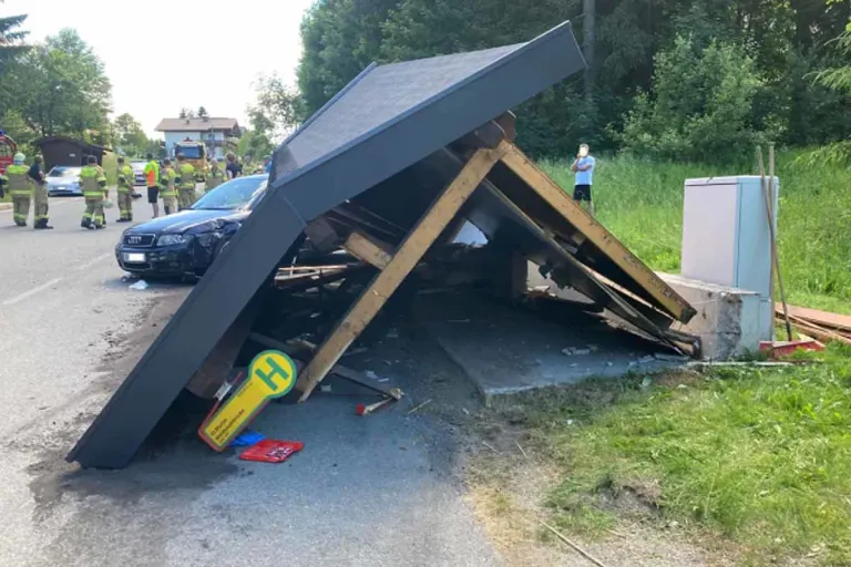 Annaberg - Mann crasht in Busstopp, verletzt Mann und flüchtet zu Fuß
