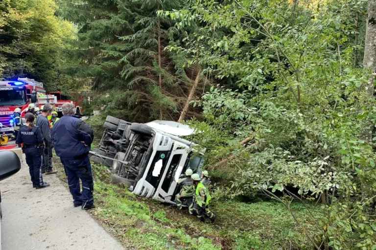 St. Gallenkirch V – Lastwagen stürzt Abhang hinab