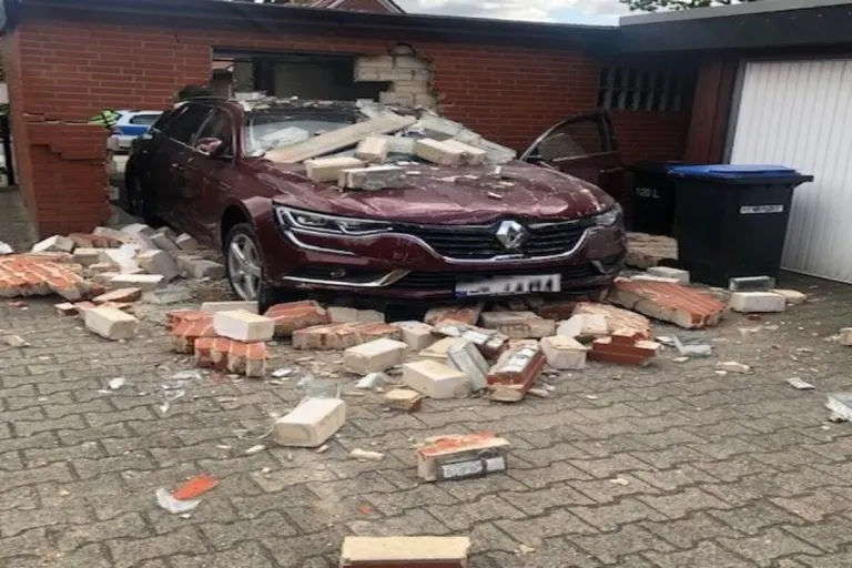 Lüneburg - In Garagenwand gefahren 