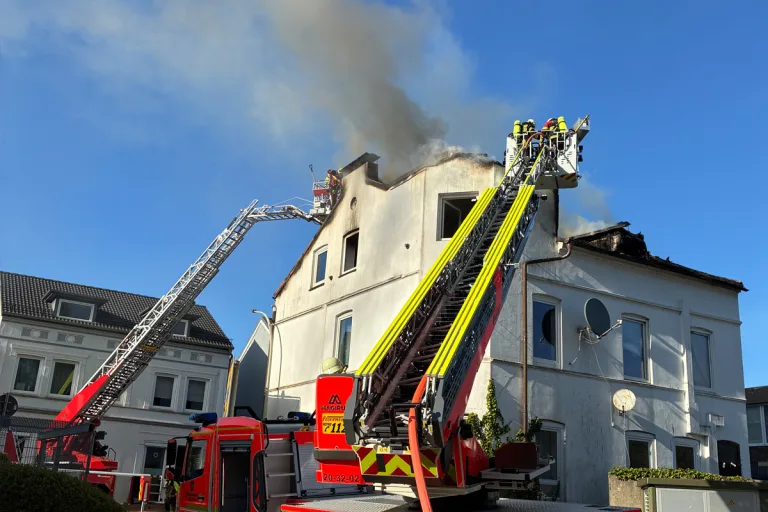 Uetersen – Dachstuhlbrand in Mehrfamilienhaus mit Verletzten