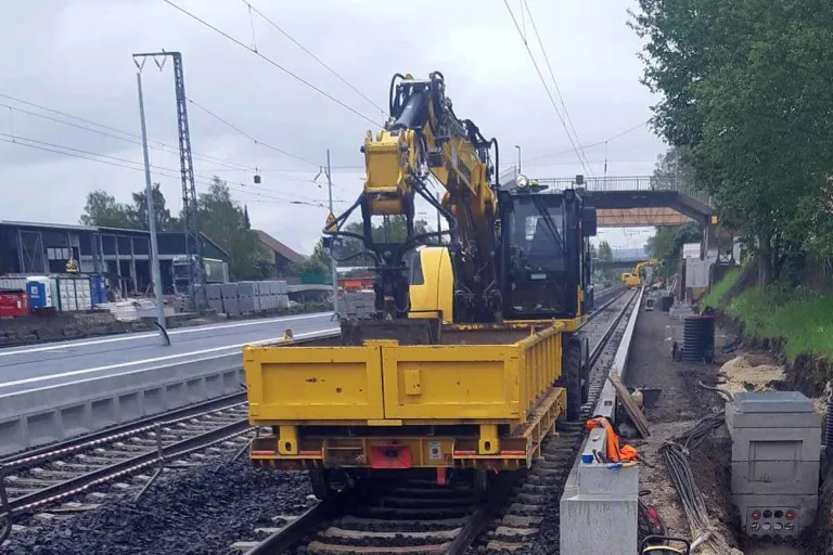Borken - Gleisarbeiter von Schienenbagger erfasst und schwer verletzt