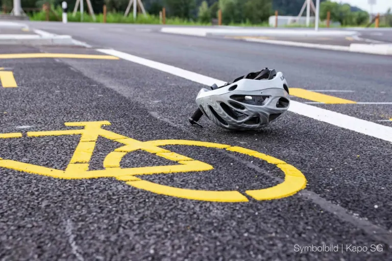 Graz ST – Motorradlenker kollidiert mit Radfahrerin