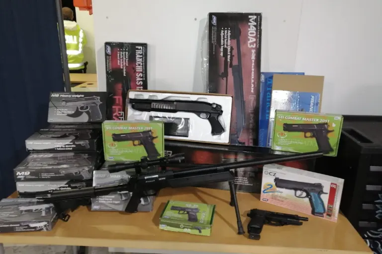 Puttgarden - Zoll verhindert Waffenschmuggel von Softairwaffen