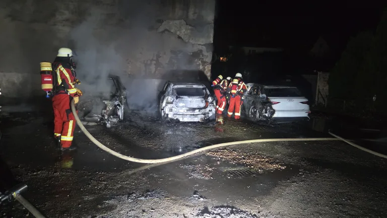 Hameln – Zeugen zu Brandstiftung an drei Autos gesucht