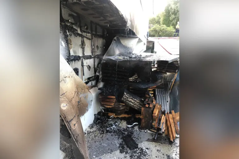 Gams SG – Bretterlager und Hausfassade in Brand geraten