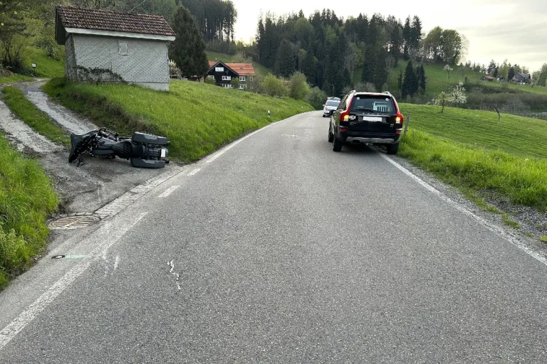 Wolfhalden AR - Motorradfahrer wollte abbiegendes Auto überholen