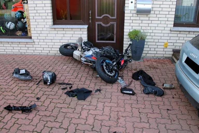 Hille NW - Motorradfahrer bei Unfall gegen eine Wand geschleudert 