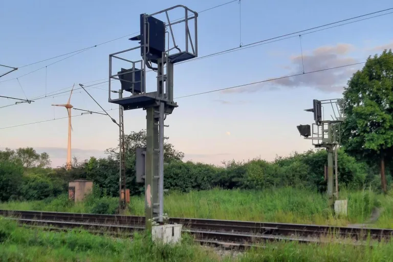 Bergkamen - Unna - Zwei Jugendliche klettern Signalmast hoch und sorgen für viel Chaos