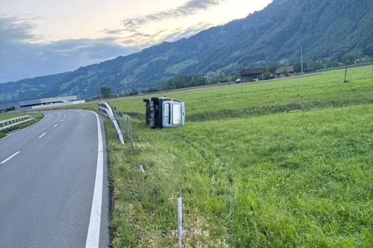 Bilten GL - Auto landet bei Unfall im Wiesland 