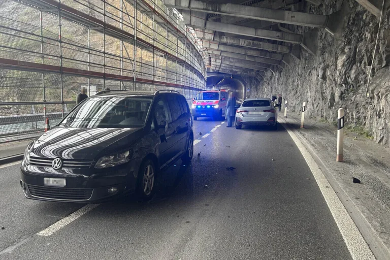 Morschach SZ – Drei Autos an Verkehrsunfall beteiligt - Axenstrasse gesperrt