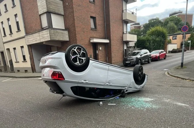 Mönchengladbach – VW überschlägt sich bei Unfall