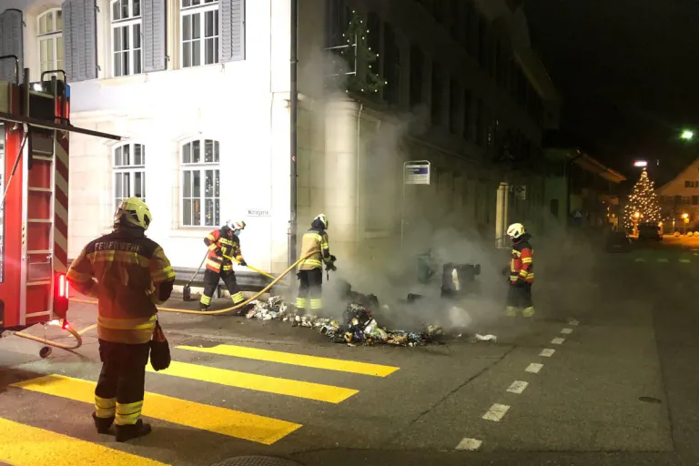 Balsthal SO – Vandalen zünden Container und Abfalleimer an