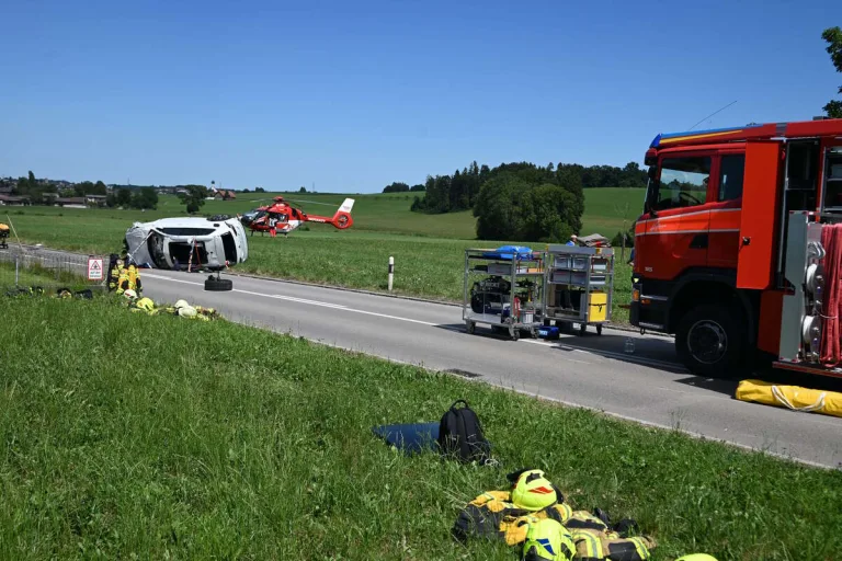 Lenggenwil SG - Schwerer Unfall nach Überholmanöver