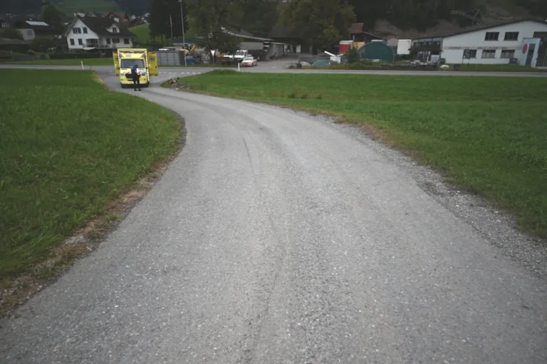 Unfall in Eschenbach SG – Velofahrer stürzt in Bach