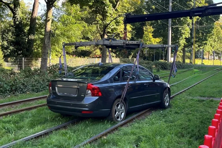 Oberhausen NW – Pkw bleibt auf Straßenbahngleis stecken