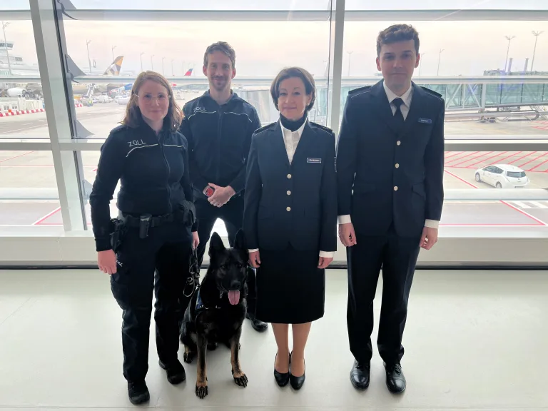 München – Zwei neue Zollhunde am Flughafen im Einsatz