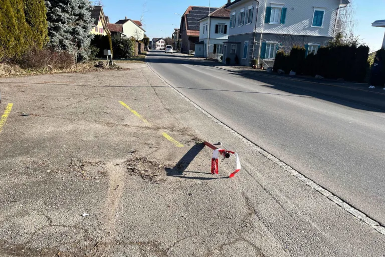 Kirchberg SG –  Metallpfosten umgefahren und abgehauen