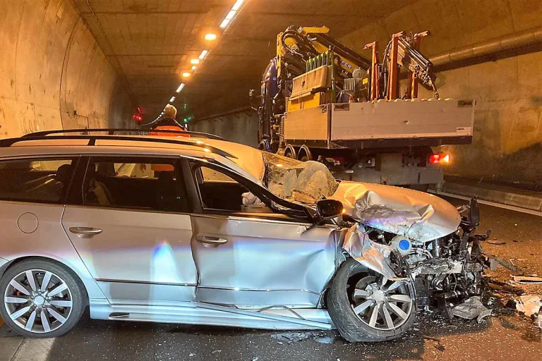 Filzbach GL - Junger Lenker kracht im Tunnel gegen LKW