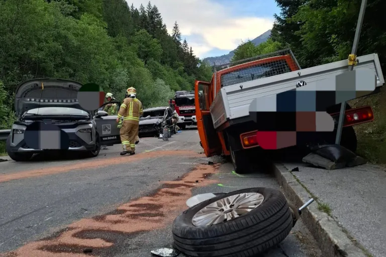 Maurach – Vier Verletzte bei Unfall mit fünf Fahrzeugen