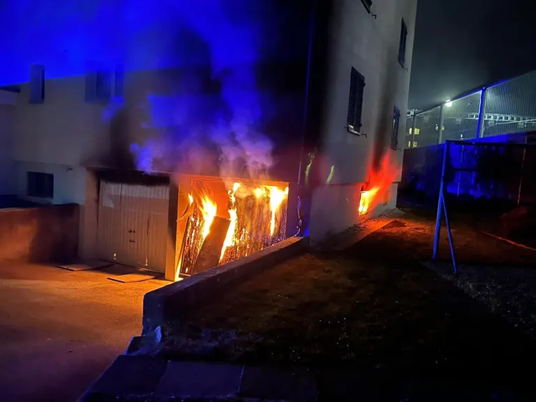 Landquart GR: Mehrfamilienhaus bei Garagenbrand evakuiert