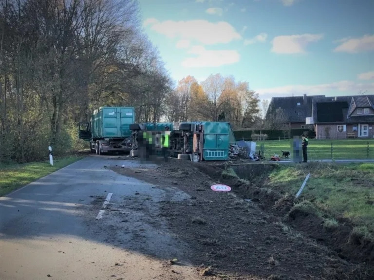 Delbrück – Umgekipptes Lkw-Gespann blockiert Straße