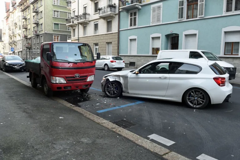 Stadt Luzern - Unter Drogeneinfluss gegen parkierten Lieferwagen geprallt