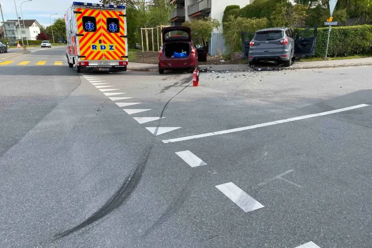 Cham ZG  - Zwei Verletzte nach Kollision - Kleinkind bleibt unverletzt