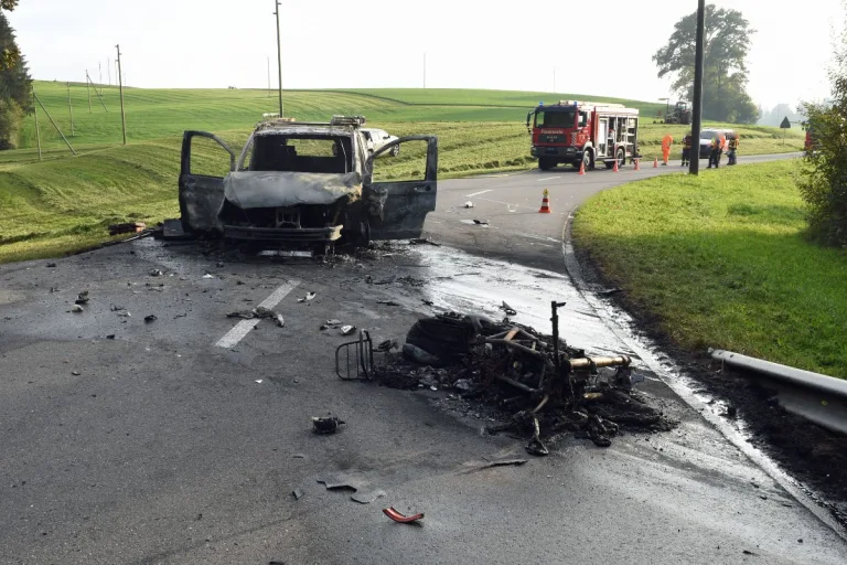 Tragischer Unfall in Altbüron LU - Brand nach Kollision – zwei Personen lebensbedrohlich verletzt