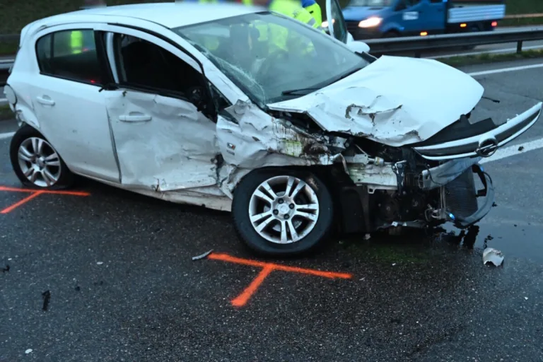 Wil SG - Unfall zwischen sechs Autos - Drei Verletzte und Verkehrsbehinderungen 