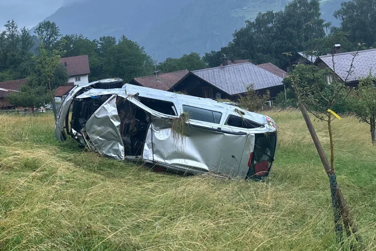 Tödlicher Unfall in Obstalden GL – Mit Auto über Wiesland abgestürzt