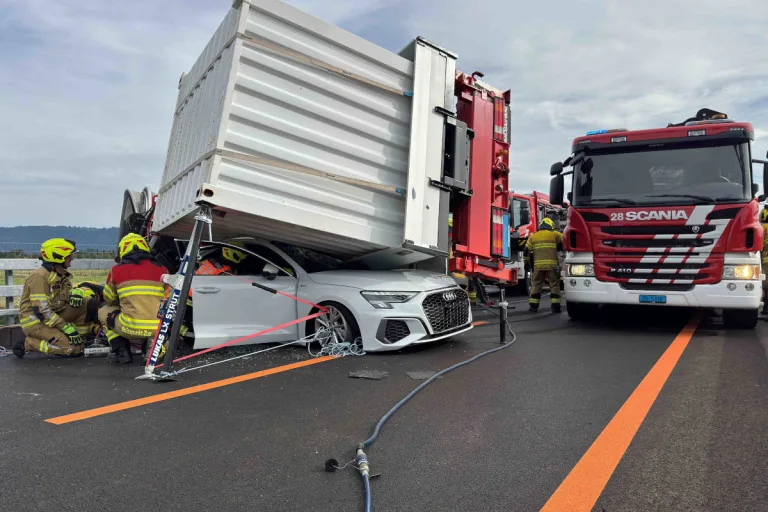 Schwerer Unfall auf A4 bei Hünenberg ZG – Lastwagen kippt auf Auto
