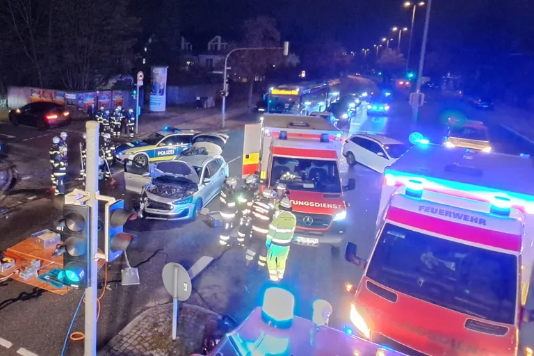 München – Beifahrer nach Unfall auf Kreuzung schwer verletzt