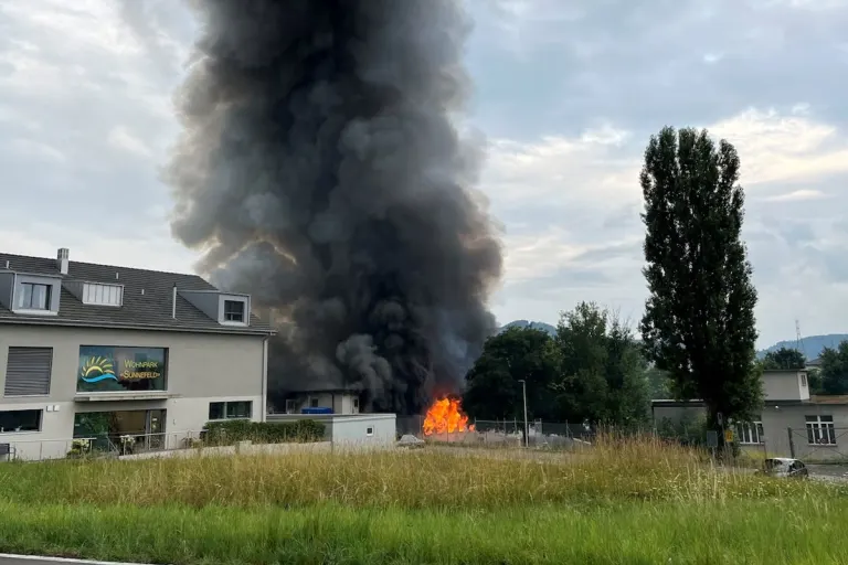 Breitenbach SO – Feuerwerk löst Brand in Firmengebäude aus
