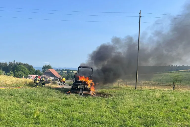 Lohn-Ammannsegg SO - Rundballenpresse in Flammen 