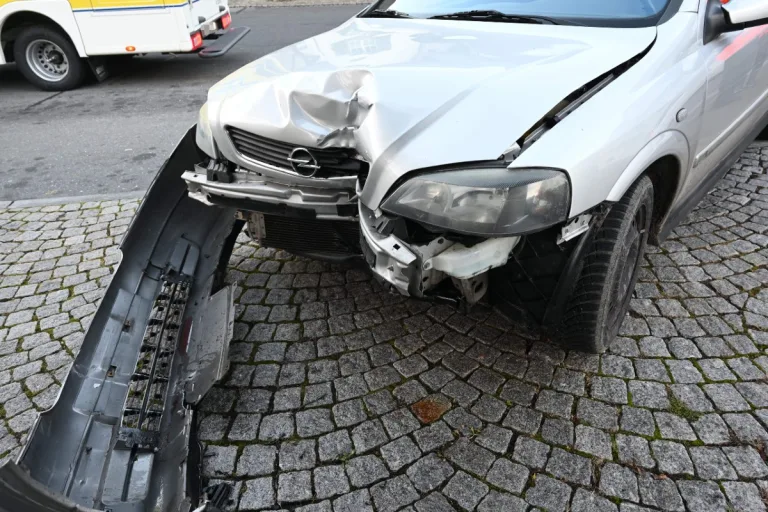 Berneck SG - Autofahrer (91) prallt in Bushaltestelle