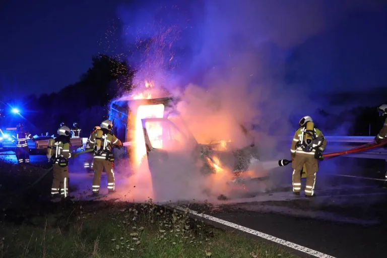 A17 Dresden SN – Kleintransporter brennt auf Autobahn