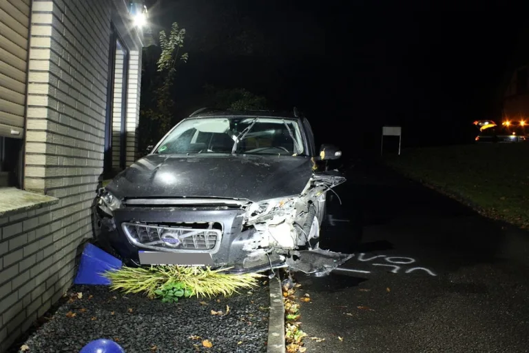 Hüllhorst – Autofahrer verliert die Kontrolle und kommt von der Straße ab