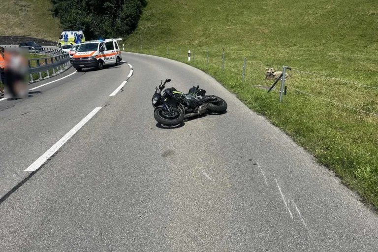 Nesslau SG - Motorradfahrer stürzt bei Unfall