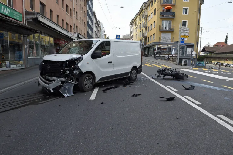 Emmenbrücke LU – Motorradfahrer bei Kollision mit Lieferwagen erheblich verletzt