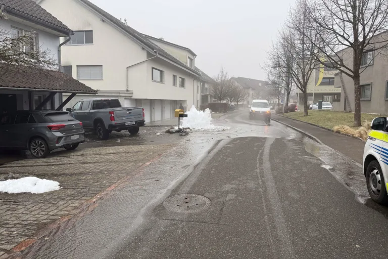 Unfall in Küttigen AG – Auto prallt gegen Hydranten