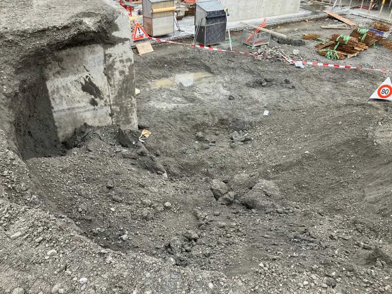 Weesen SG - Erdmasse rutscht ab – Bauherr und Arbeiter verletzt
