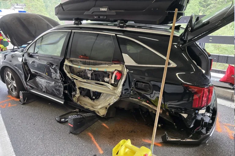 Rongellen GR - Heftige Streifkollision auf A13