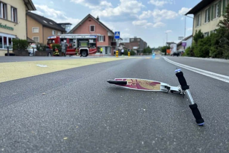 Drama in Hunzenschwil AG - Von Auto erfasstes 10-jähriges Kind tot!