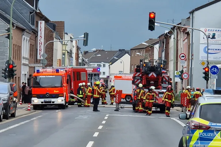 Düren NW – Verletzte Person nach Brand von Küche