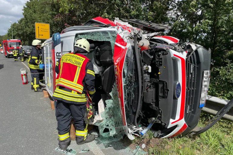 Goch-Platzdorf – 12 Verletzte nach schwerer Kollision mit Feuerwehrfahrzeug
